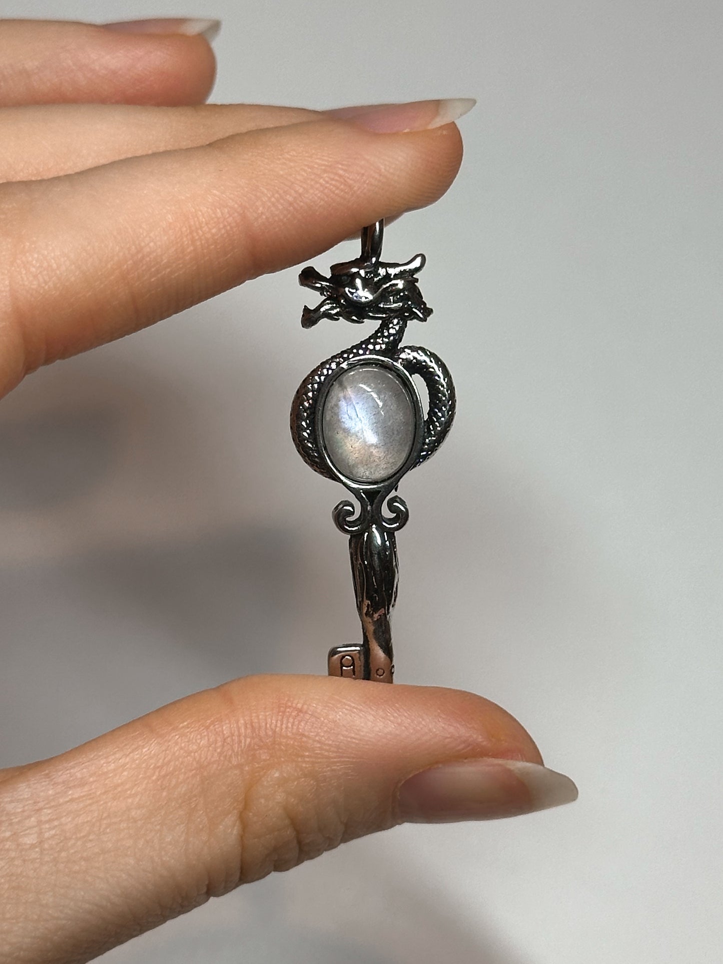 CIONDOLO IN LABRADORITE DRAGO E CHIAVE