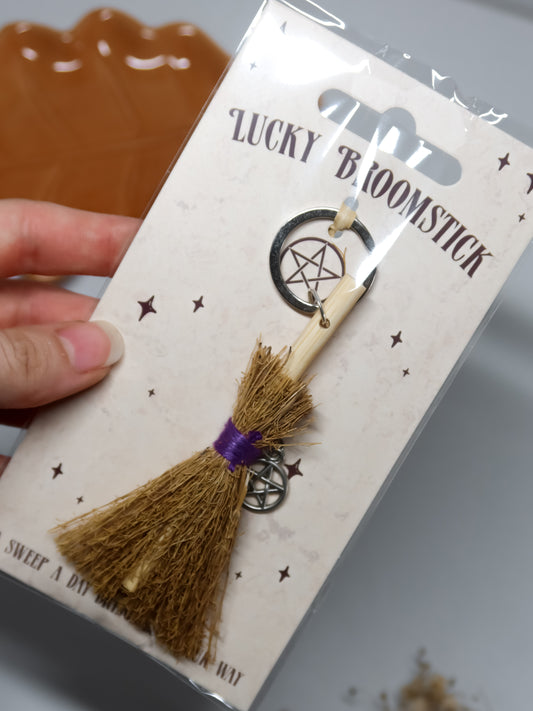 PORTACHIAVI A SCOPA PENTACOLO