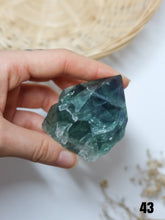 Carica l&#39;immagine nel visualizzatore di Gallery, Torre in Fluorite Arcobaleno Semi-Grezza
