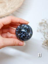 Carica l&#39;immagine nel visualizzatore di Gallery, Sfera in Indigo Gabbro
