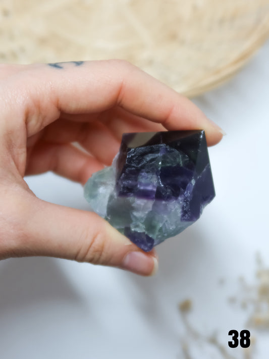 Torre in Fluorite Arcobaleno Semi-Grezza