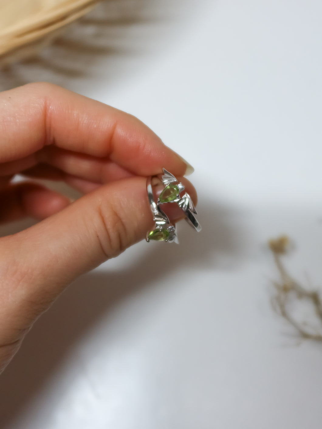 Anello in Peridoto con Ali di Pipistrello (Olivina, Argento 925)