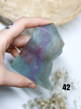 Carica l&#39;immagine nel visualizzatore di Gallery, Torre in Fluorite Arcobaleno Semi-Grezza
