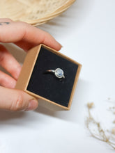 Carica l&#39;immagine nel visualizzatore di Gallery, Anello in Labradorite Bianca
