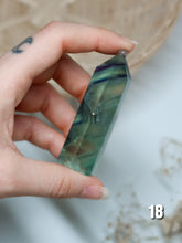 Carica l&#39;immagine nel visualizzatore di Gallery, Torre in Fluorite Arcobaleno
