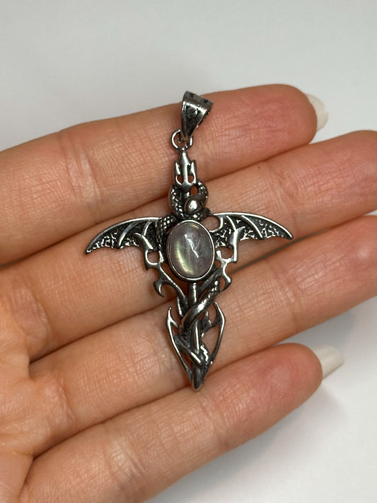 CIONDOLO IN LABRADORITE SERPENTE E ALI