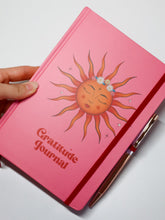 Carica l&#39;immagine nel visualizzatore di Gallery, Quaderno &quot;Sun Gratitude Journal&quot; + Penna con Quarzo Rosa
