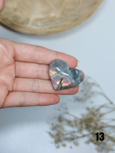 Carica l&#39;immagine nel visualizzatore di Gallery, Cuore in Labradorite (Viola/Sunset)
