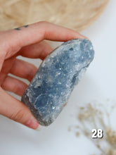 Carica l&#39;immagine nel visualizzatore di Gallery, Freeform a Drusa di Celestite (o Celestina)
