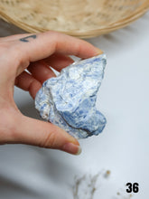 Carica l&#39;immagine nel visualizzatore di Gallery, Kyanite (Cianite) Grezza
