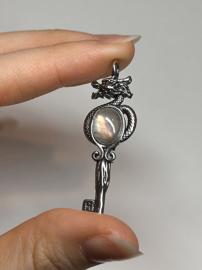 CIONDOLO IN LABRADORITE DRAGO E CHIAVE