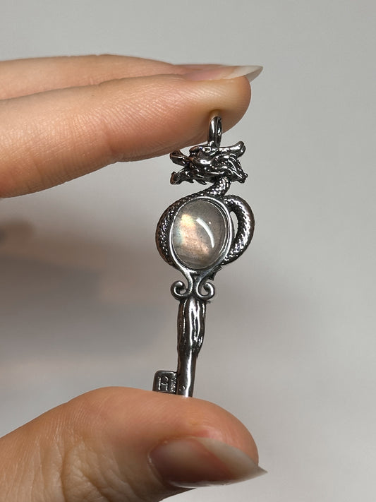 CIONDOLO IN LABRADORITE DRAGO E CHIAVE