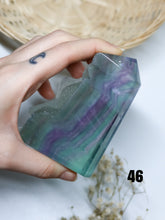 Carica l&#39;immagine nel visualizzatore di Gallery, Torre in Fluorite Arcobaleno Semi-Grezza
