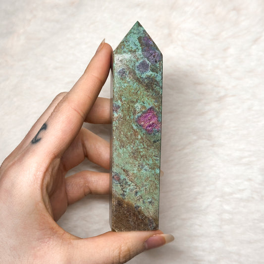 OBELISCO IN RUBINO IN FUCHSITE