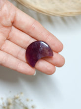 Carica l&#39;immagine nel visualizzatore di Gallery, Luna in Fluorite (Mezzaluna)
