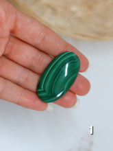 Carica l&#39;immagine nel visualizzatore di Gallery, Cabochon in Malachite
