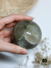 Carica l&#39;immagine nel visualizzatore di Gallery, Sfera in Garnierite (Pietra di Luna Verde)
