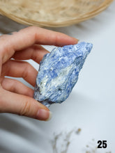 Carica l&#39;immagine nel visualizzatore di Gallery, Kyanite (Cianite) Grezza
