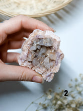 Carica l&#39;immagine nel visualizzatore di Gallery, Geode di Ametista Rosa (con Calcite)
