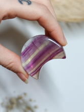 Carica l&#39;immagine nel visualizzatore di Gallery, Luna in Fluorite (Mezzaluna)
