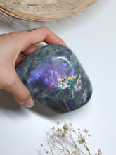 Carica l&#39;immagine nel visualizzatore di Gallery, Freeform in Labradorite Viola
