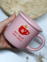 Carica l&#39;immagine nel visualizzatore di Gallery, Tazza di Natale &quot;Hot Cocoa and Chill&quot;
