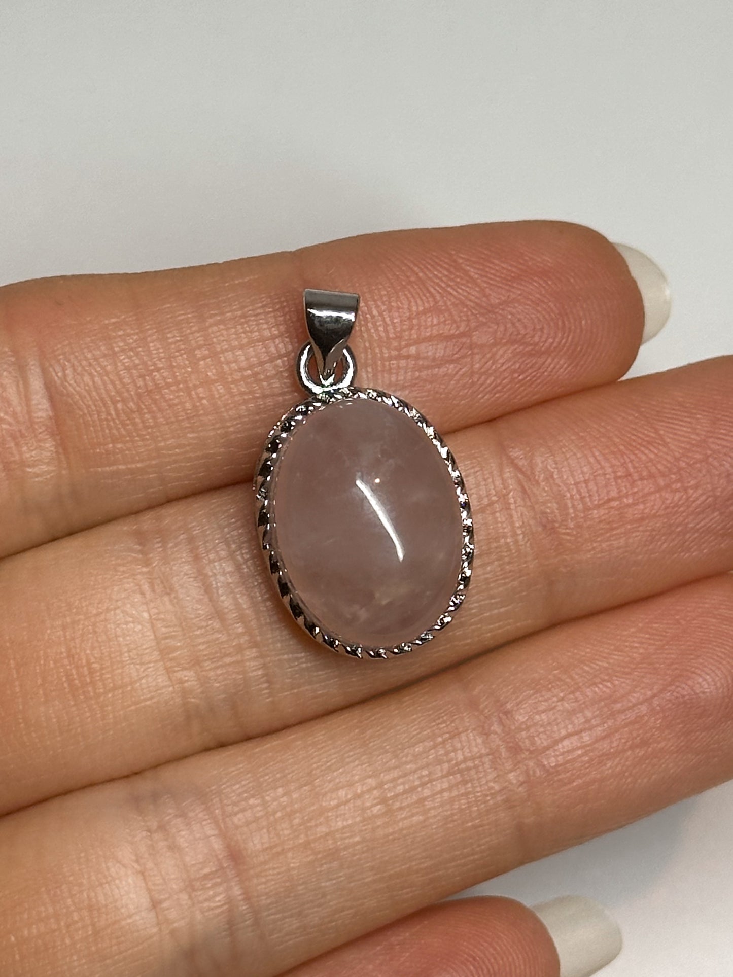 CIONDOLO IN QUARZO ROSA