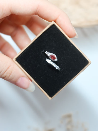 Anello in Granato a Serpente