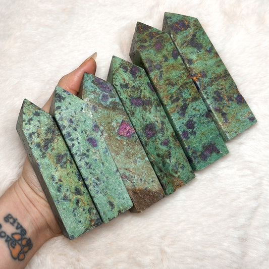 OBELISCO IN RUBINO IN FUCHSITE