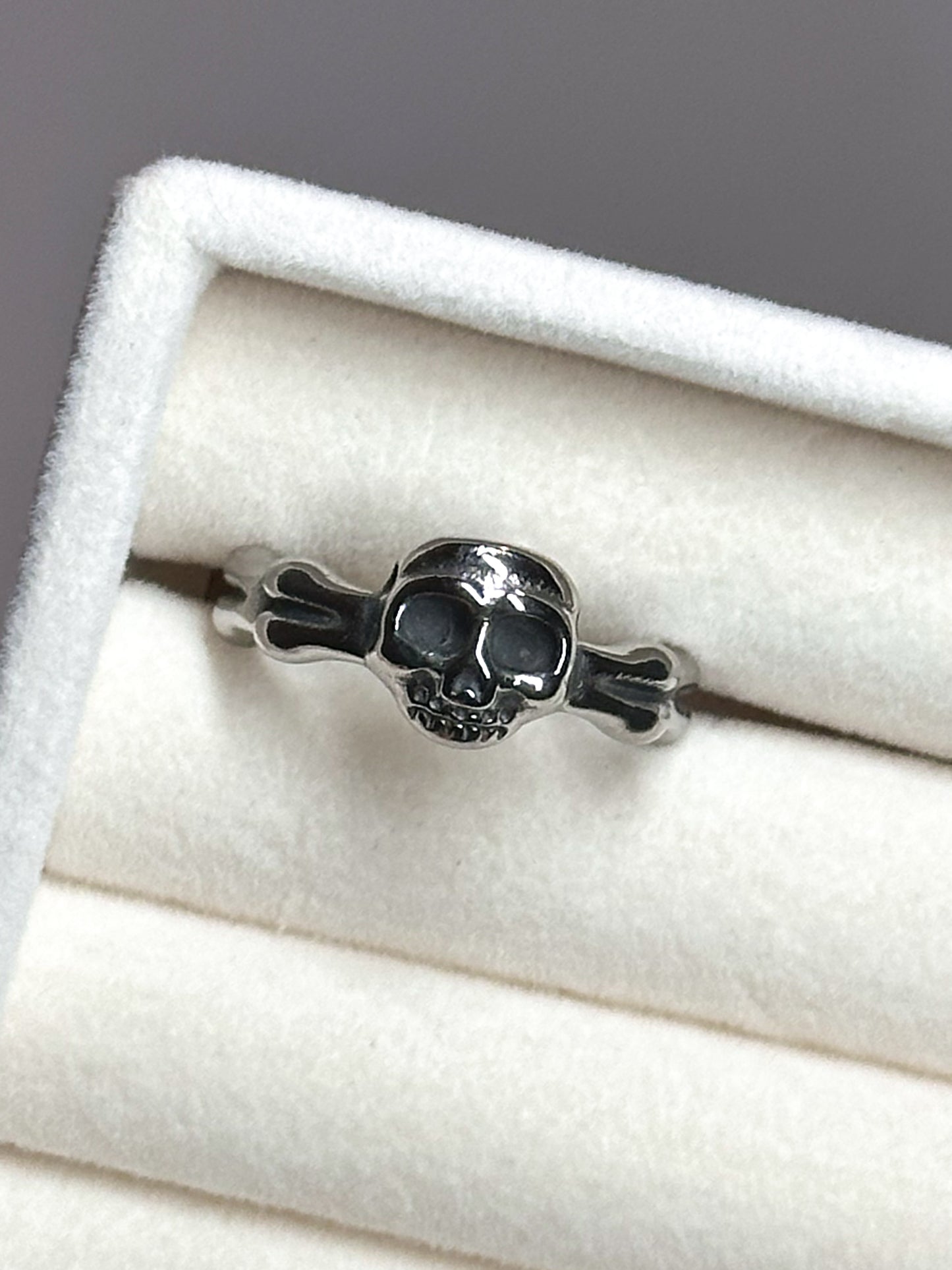 ANELLO TESCHI E OSSA (ACCIAIO INOX)