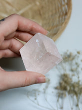 Carica l&#39;immagine nel visualizzatore di Gallery, Calcite Rosa (o Calcite Mangano) Grezza
