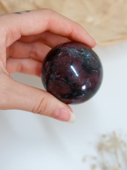 Sfera di Granato in Arfvedsonite