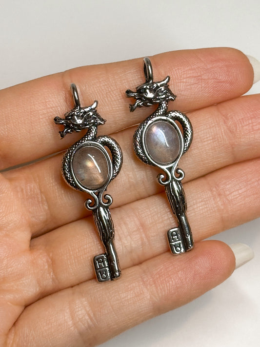 CIONDOLO IN LABRADORITE DRAGO E CHIAVE