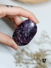 Carica l&#39;immagine nel visualizzatore di Gallery, Palmstone di Lepidolite
