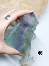 Carica l&#39;immagine nel visualizzatore di Gallery, Torre in Fluorite Arcobaleno Semi-Grezza
