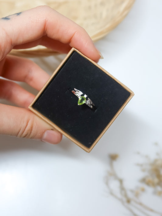 Anello in Peridoto con Ali di Pipistrello (Olivina, Argento 925)