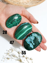 Carica l&#39;immagine nel visualizzatore di Gallery, Palmstone in Malacolla (Malachite + Crisocolla)
