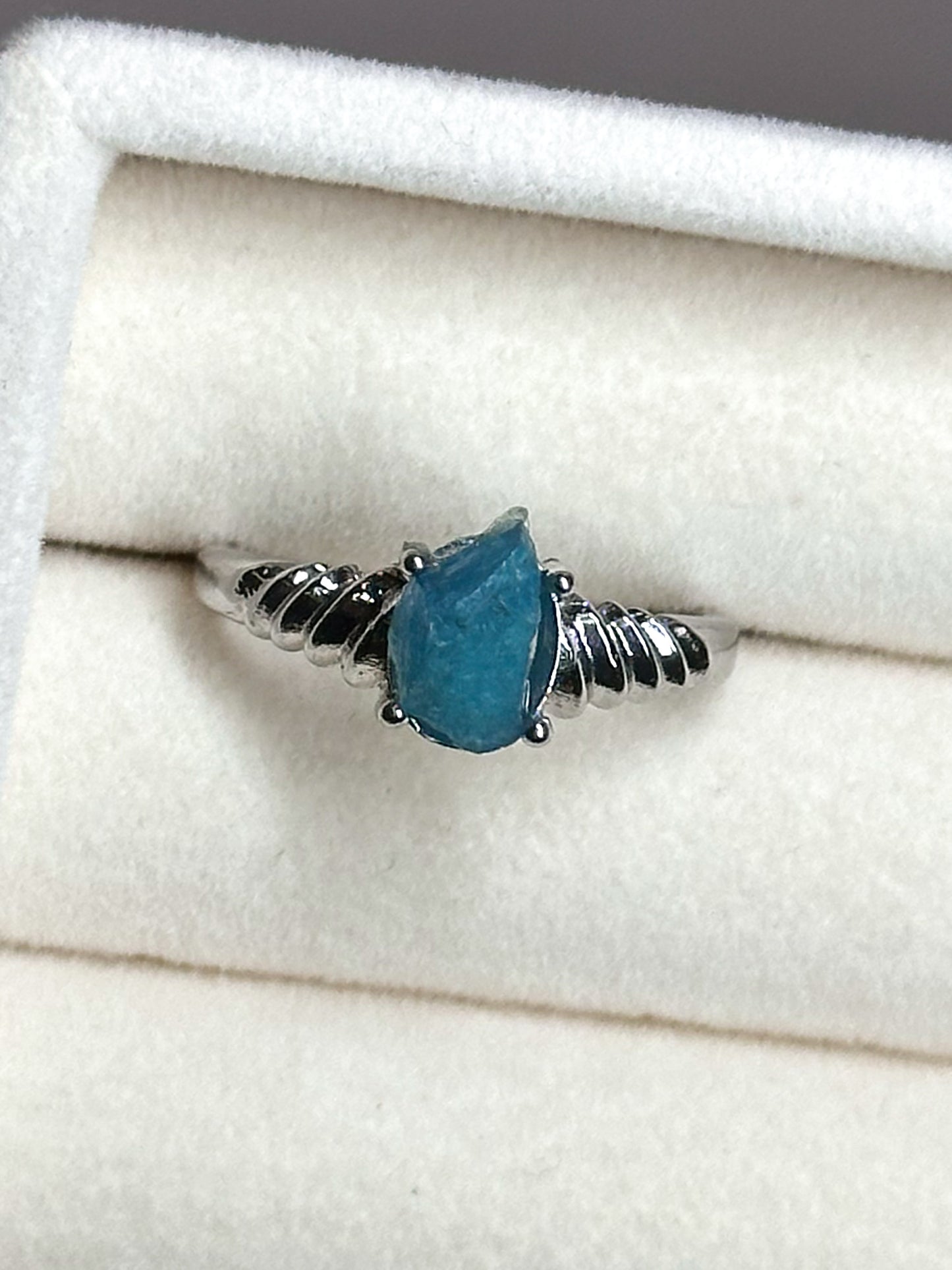 ANELLO IN APATITE