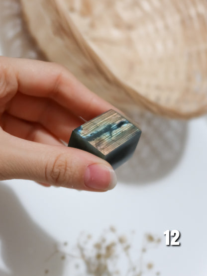 Obelisco in Labradorite