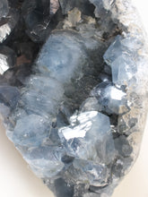 Carica l&#39;immagine nel visualizzatore di Gallery, Drusa di Celestite (o Celestina) 6kg
