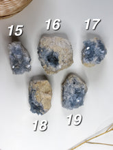 Carica l&#39;immagine nel visualizzatore di Gallery, Drusa di Celestite (o Celestina) Difettata
