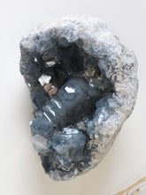 Carica l&#39;immagine nel visualizzatore di Gallery, Drusa di Celestite (o Celestina) 6kg
