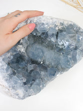 Carica l&#39;immagine nel visualizzatore di Gallery, Drusa di Celestite (o Celestina) 6kg
